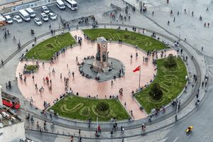 مزایا و معایب رزرو هتل در میدان تکسیم چیست؟
