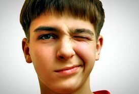 تمام علل و علائم انواع تیک عصبی + راه درمان دارویی و خانگی تیک
