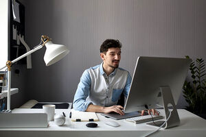 استخدام و کاریابی حرفه ای باش : چشم‌انداز استخدام و جستجوی شغل آنلاین
